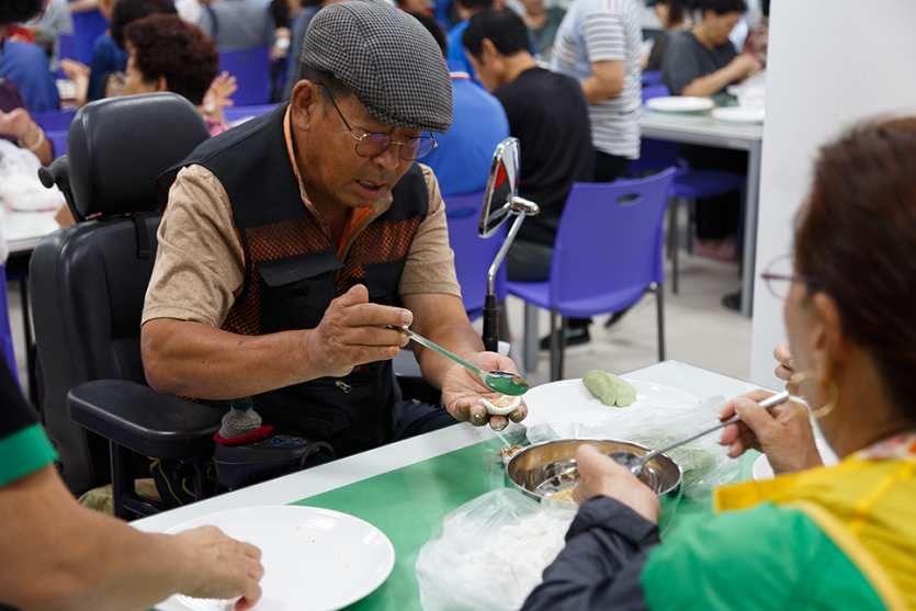 송편을 빚고있는 복지관 이용자 사진