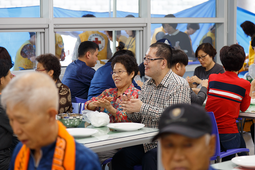 웃으며 송편을 빚고있는 복지관이용자들 사진