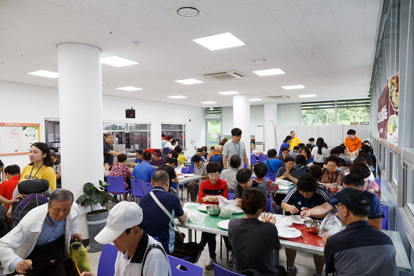 송편을 빚고있는 복지관이용자들 사진