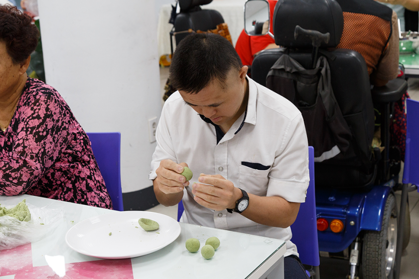 송편을 빚고있는 복지관이용자 사진