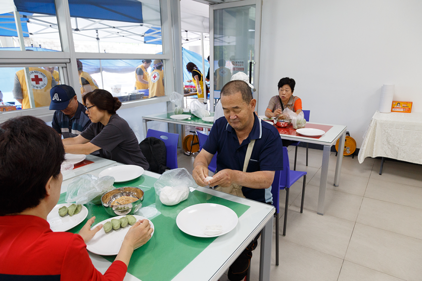송편을 빚고있는 복지관 이용자들 사진