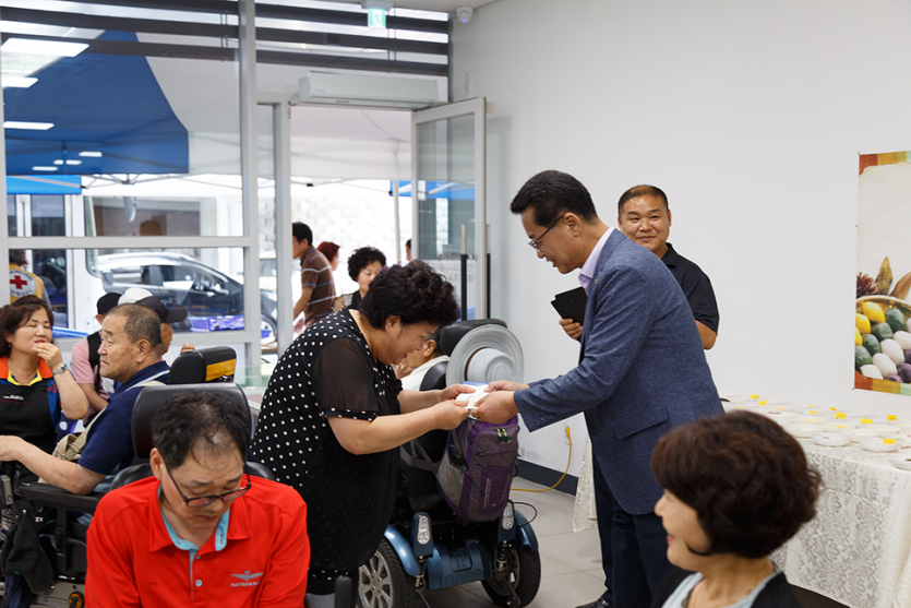 콘테스트 상품을 전달하고있는 모습 사진