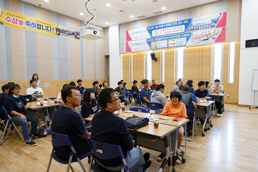 직무역량교육을 듣고있는 교육생들 사진