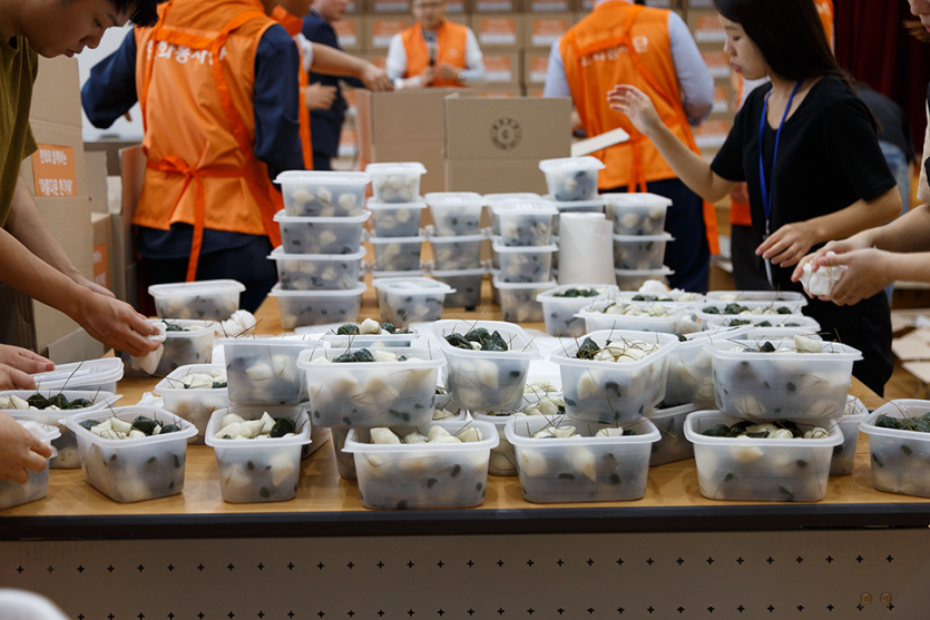 용기에 나눠져 담겨있는 송편들 사진