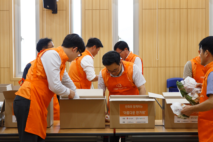 행사를 위해 물품을 박스에 담고있는 봉사자들 모습 사진