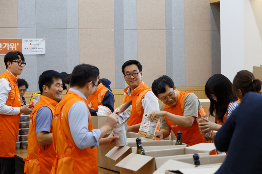 웃으며 봉사활동을 하고있는 봉사자들 사진