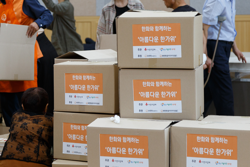 포장된 박스들이 가지런히 정리되어있는 모습 사진