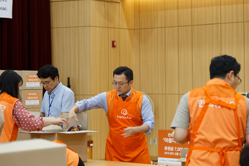 박스에 물품을 담고있는 봉사자 사진