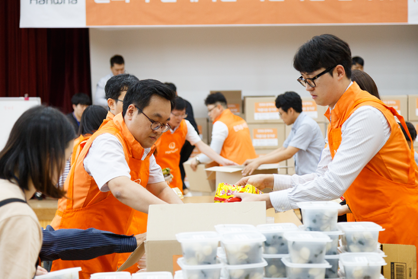 라면을 박스에 담고있는 봉사자들 사진